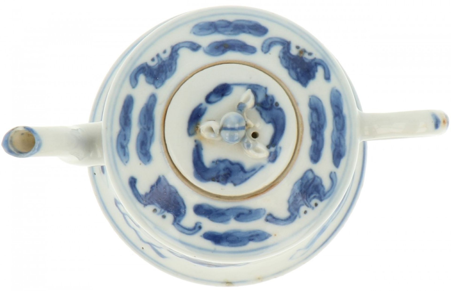 A porcelain teapot with Foo-dogs décor, marked Kangxi. China, 19th century. - Image 5 of 7