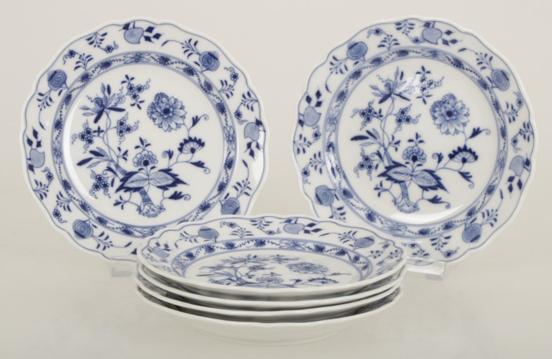 A set of (6) porcelain plates with Zwiebelmuster decor, Meissen, mid 20th century. Meissen, mid 20th