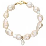 Baroque freshwater pearl bracelet with a yellow gold closure - 18 ct.