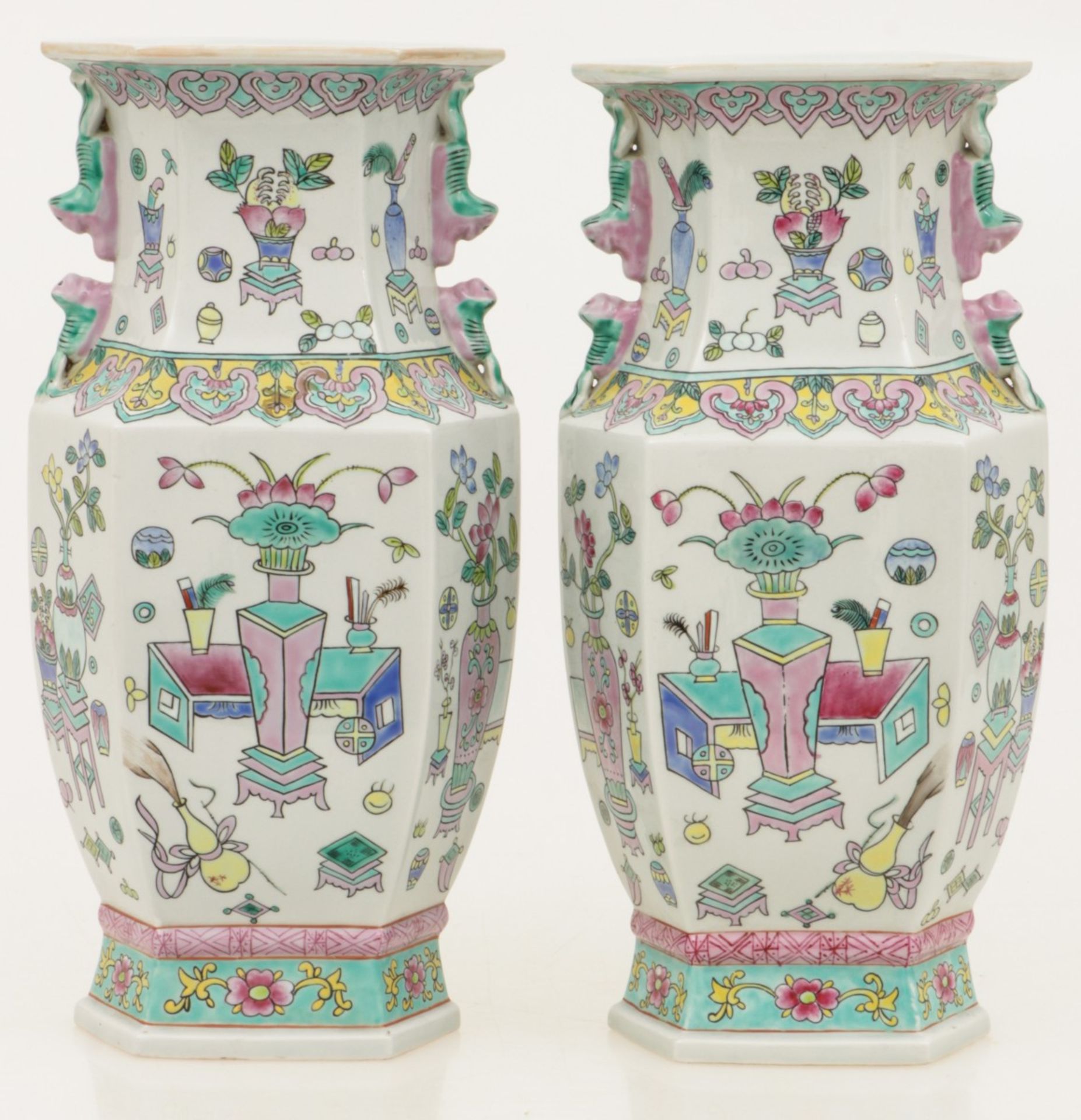 A set of (2) porcelain vases with floral decor. China, late 20th century. - Image 2 of 2