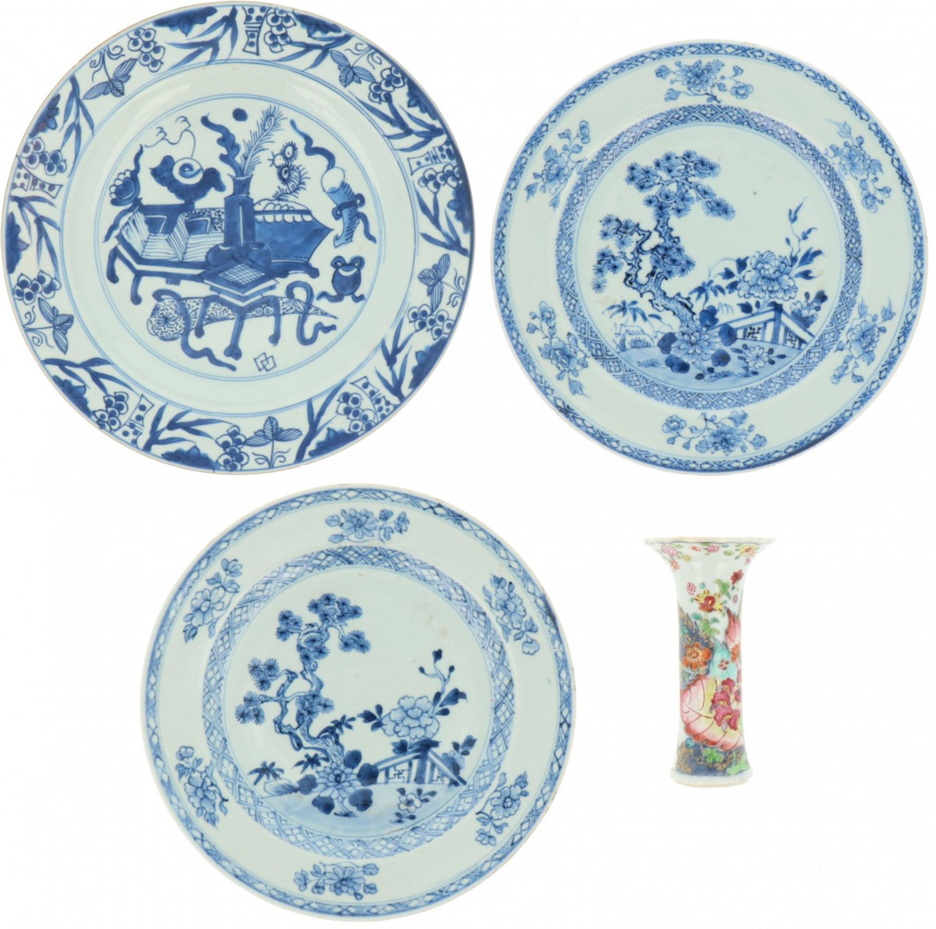 A lot with (4) porcelain items, amongst others plates with landscape décor. China, 18th century.