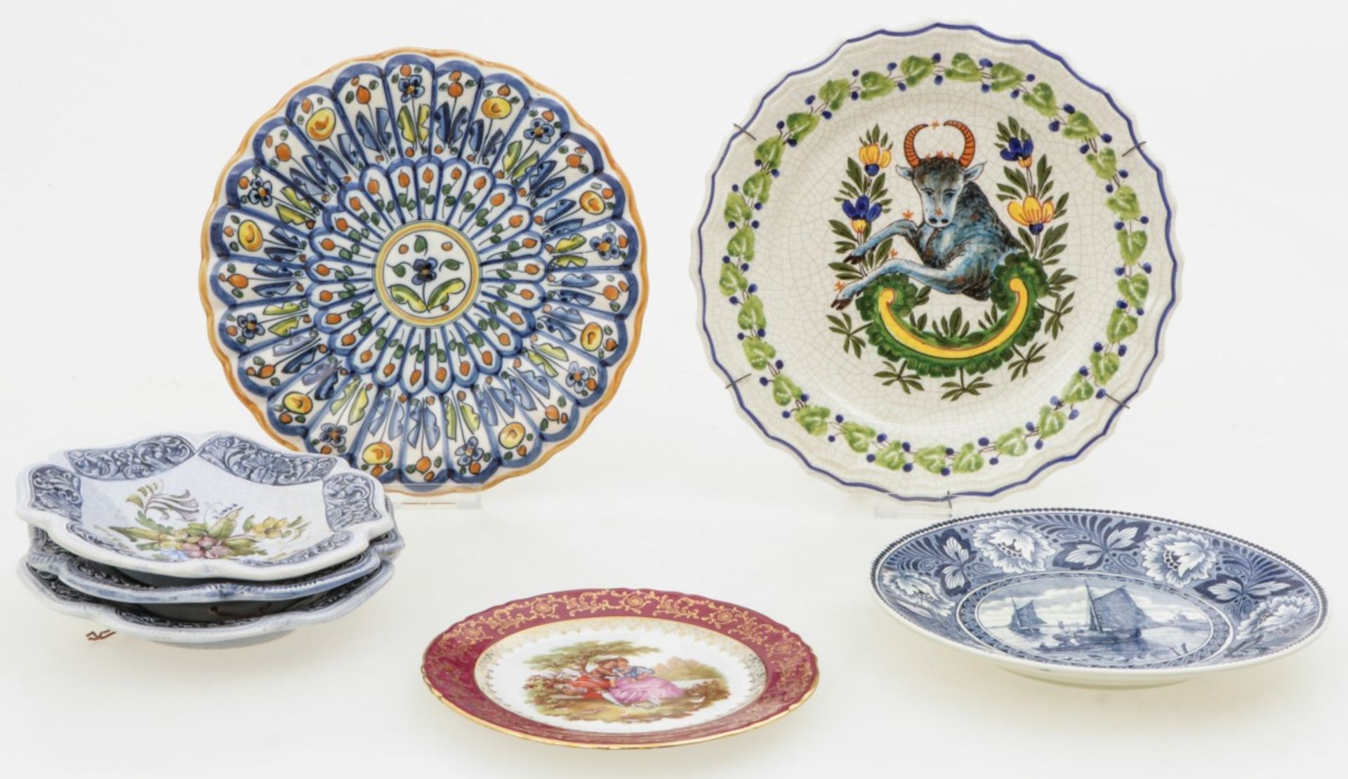 A lot of (7) plates with various decorations.