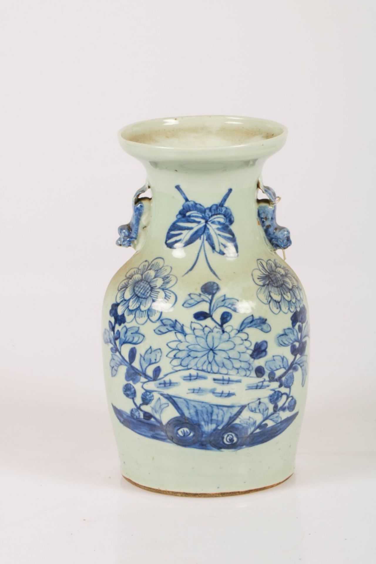 A porcelain vase with floral decor. China, late 19th century.