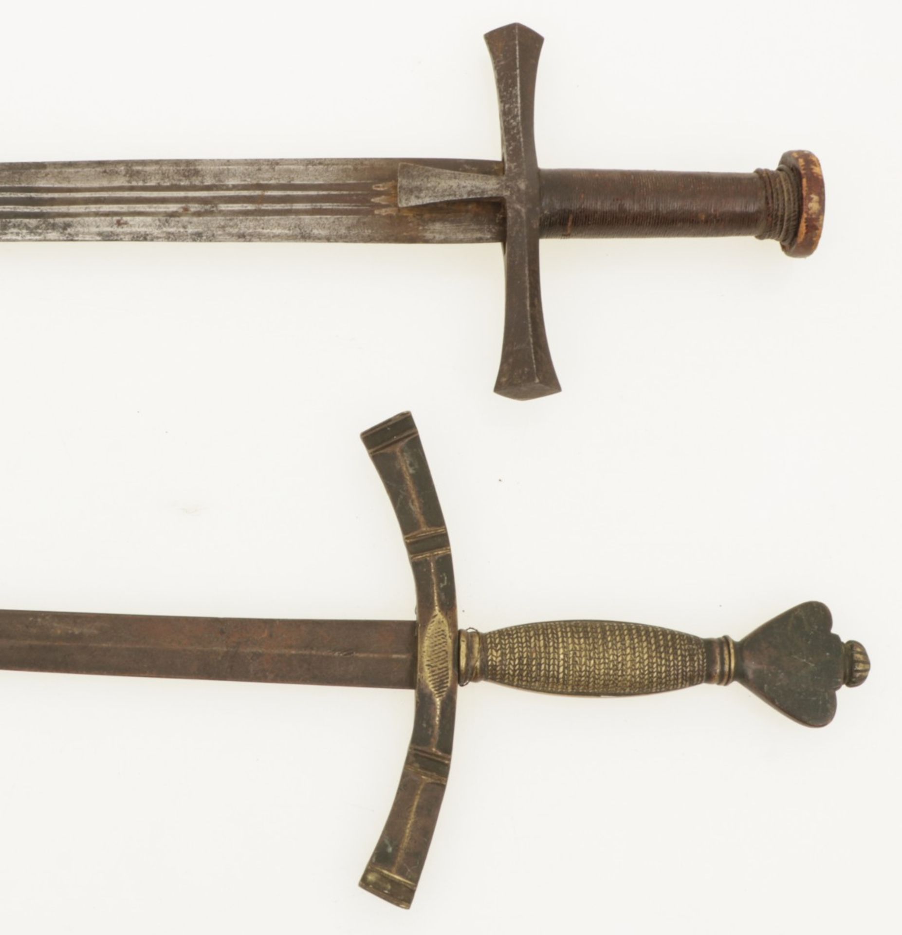 A lot with (2) various Touareg swords, North Africa, 19th/ 20th century. - Image 2 of 2