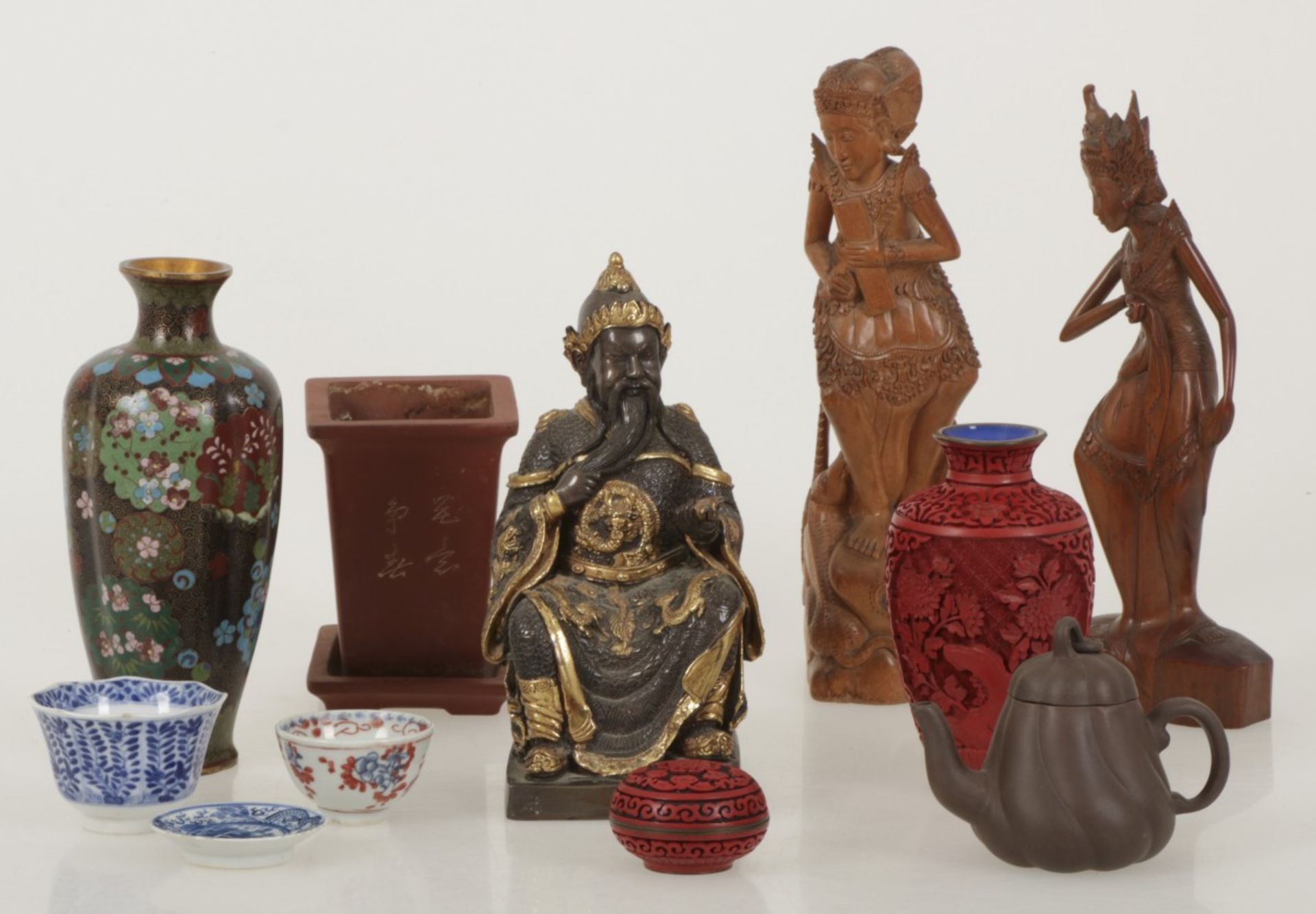 A lot with various Chinese porcelain, earthenware and cloisonnée.