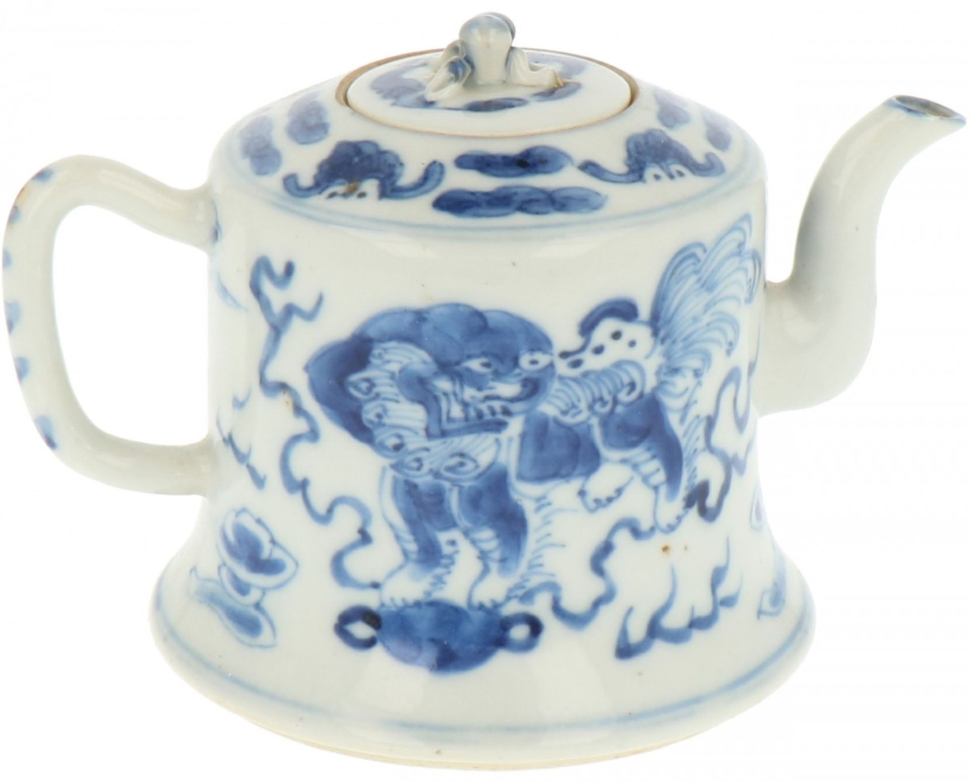 A porcelain teapot with Foo-dogs décor, marked Kangxi. China, 19th century. - Image 4 of 7