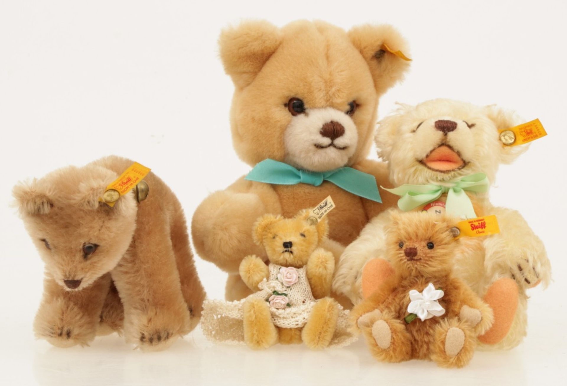 A lot comprising of (5) Steiff bears.
