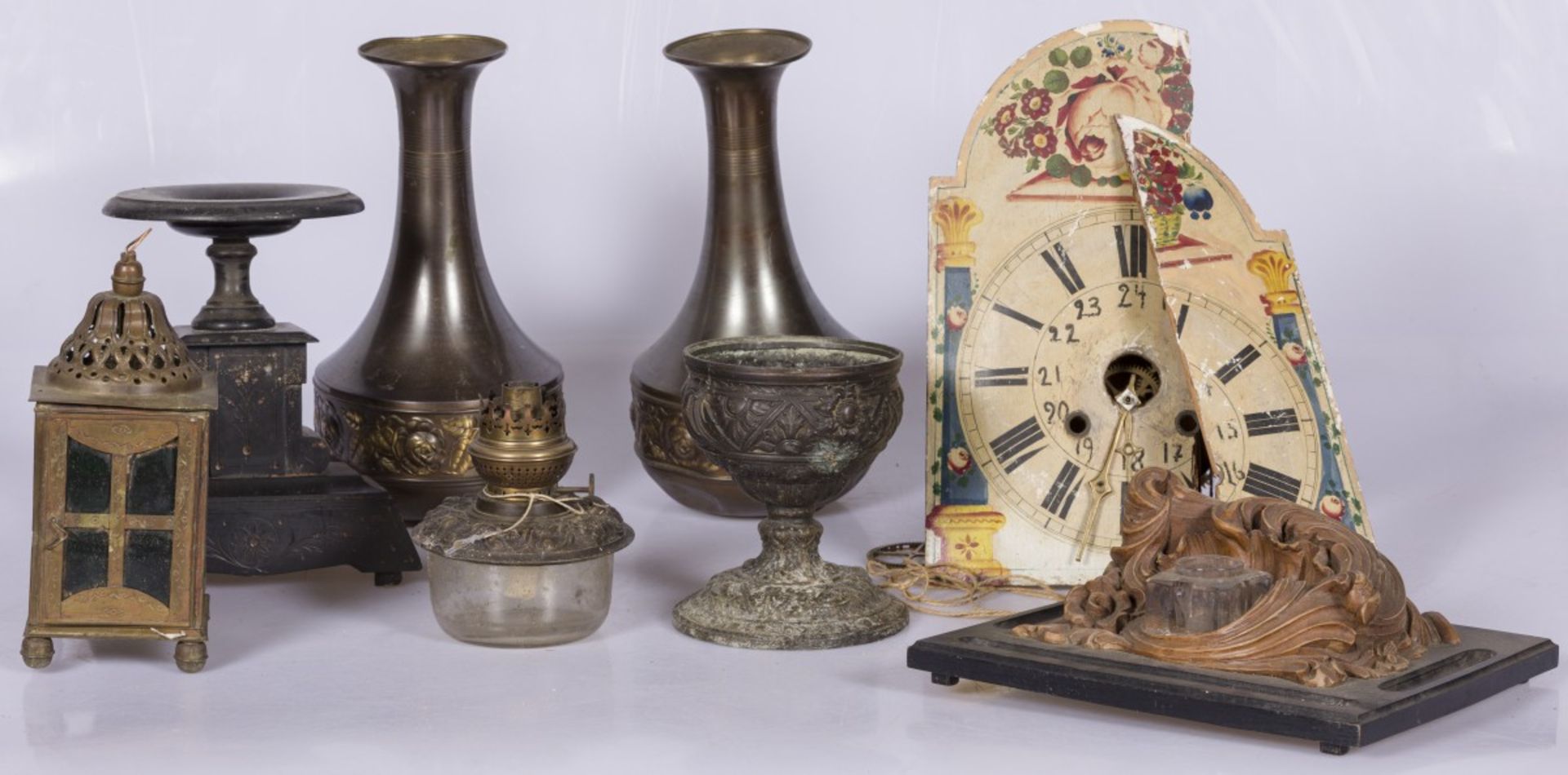 A lot of miscellaneous items a.w. an apple clock and an inkstand, 20th century.