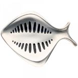 Georg Jensen no.343 silver modernist 'Fish' brooch with black enamel - 925/1000.