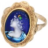Yellow gold ring with portrait in Email d'Art in a richly engraved frame - 14 ct.