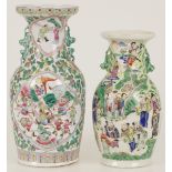 A lot with (2) porcelain vases with floral decoration, China, late 20th century.