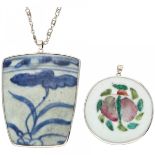 Lot of one porcelain pendant and a necklace with a shard, both in a 925/1000 silver frame.