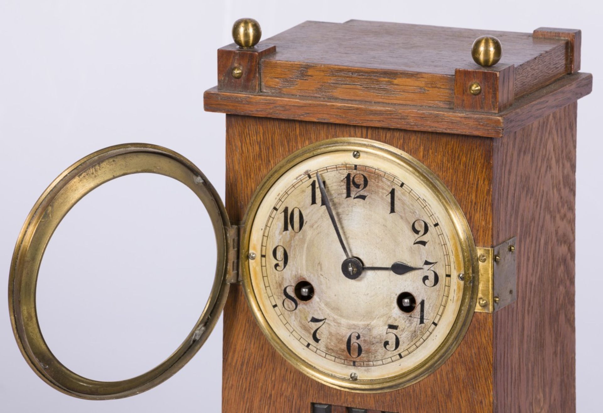 An European 'Arts & Crafts' style oak mantle clock with brass fittings. - Bild 2 aus 2