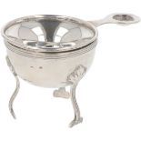 Tea strainer with drip bowl silver.