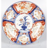 A large Japanese charger with Imari decor, first half 20th century.
