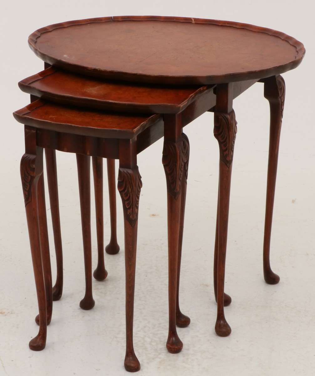 A mimi-set/ nesting tables, (3) Queen Anne-style, 20th century. - Image 2 of 3