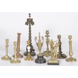 A lot with various candlesticks and lampstands.