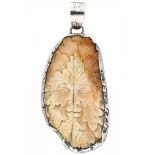 Pendant with greenman masqueron of carved bone in a silver frame - 925/1000.