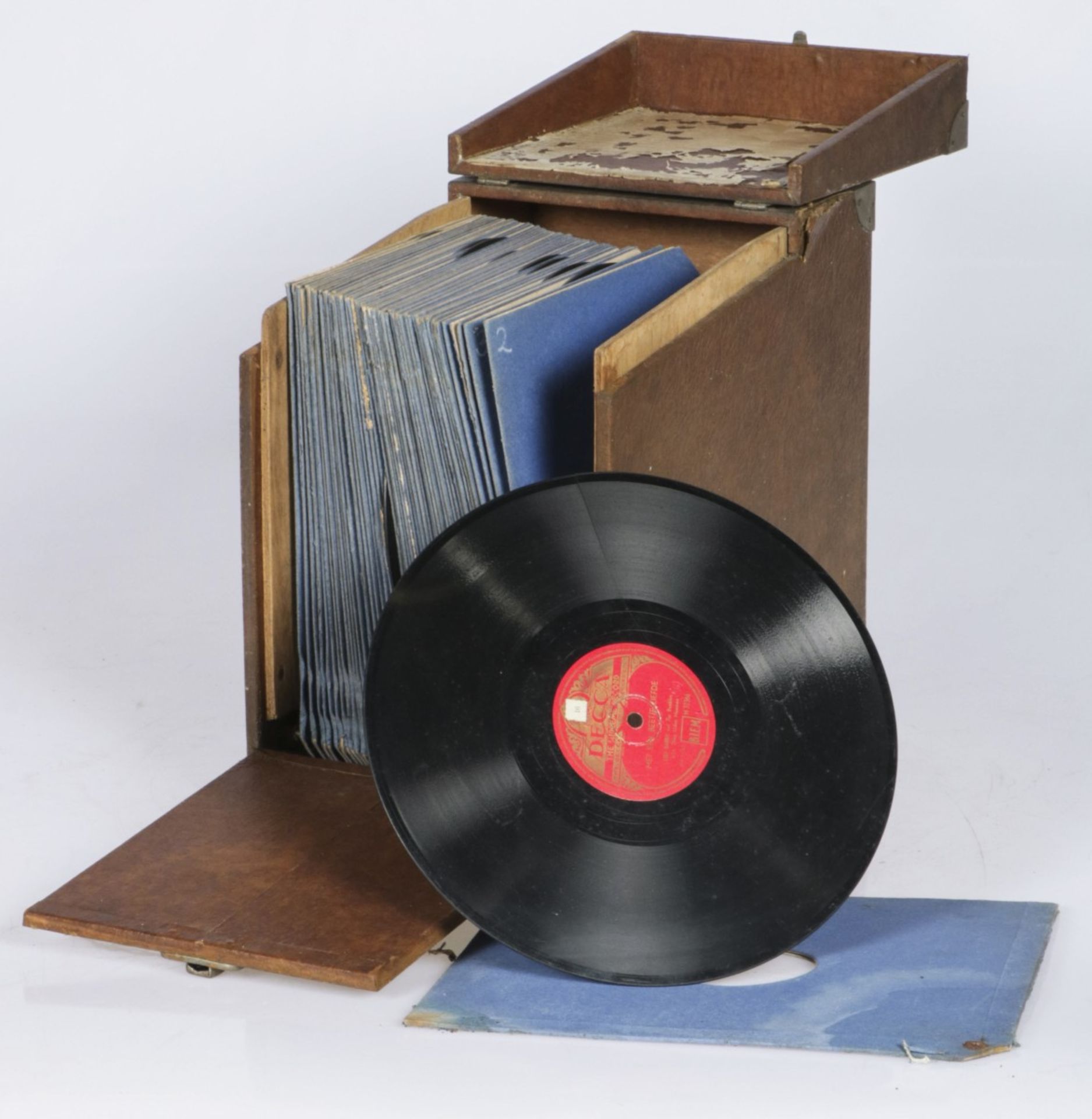 A lot comprised of various vinyl LP records (78 rpm) in original case, 1st half 20th century.