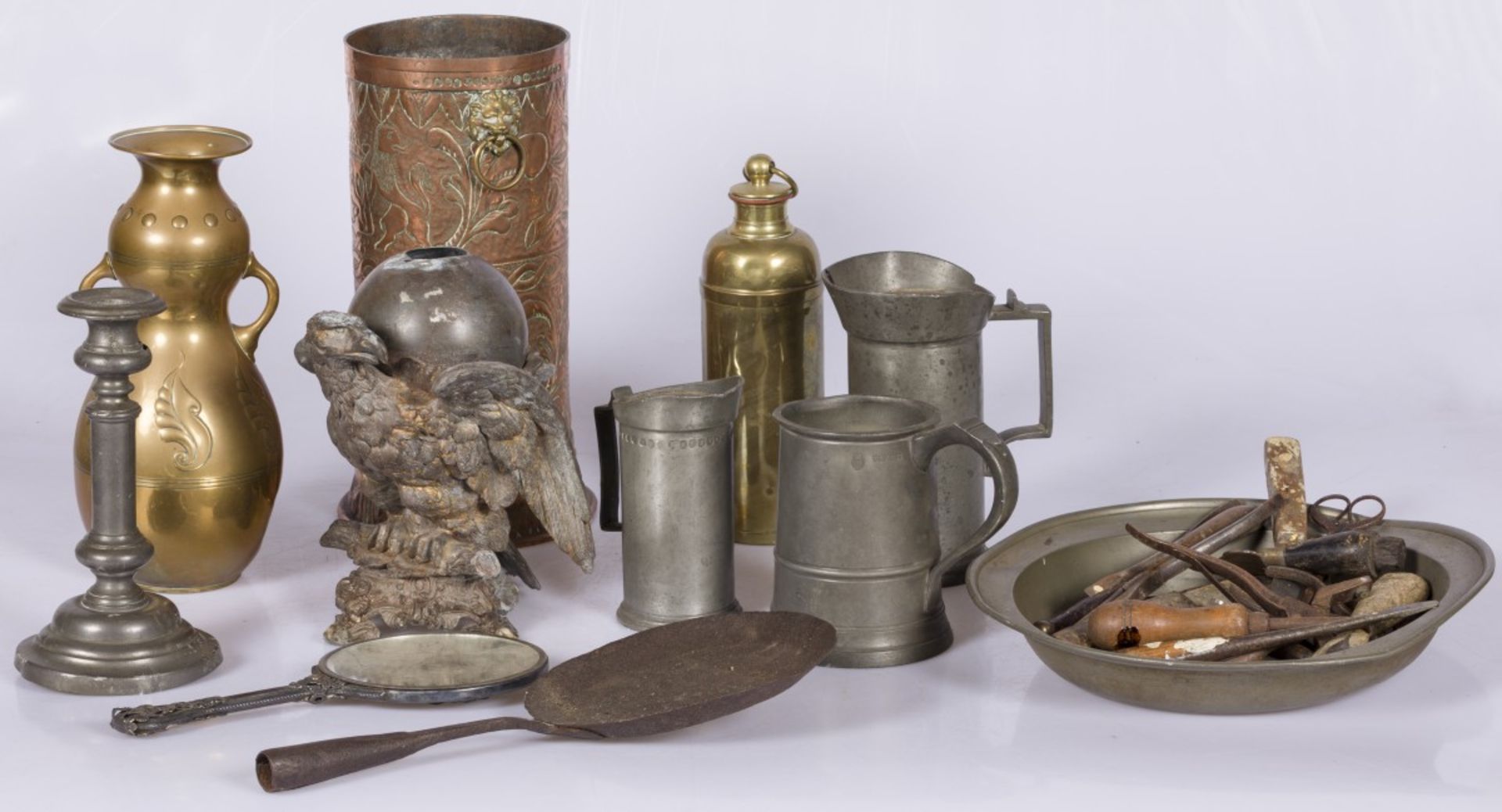 A lot with miscellaneous copper-, and pewter ware.