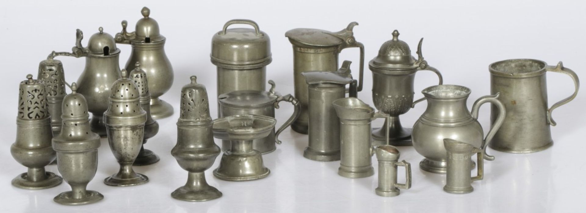 A lot comprising various pewter objects, 19th century and later.