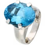 White gold solitaire ring set with approx. 10.71 ct. blue topaz - 18 ct.