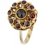 Yellow gold vintage rosette ring set with garnet - 14 ct.