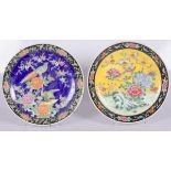A lot with (2) porcelain chargers with floral decoration, Japan, 1st half 20th century.