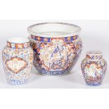 A lot of various porcelain items with Imari decor a.w. a cachepot, Japan, 20th century.