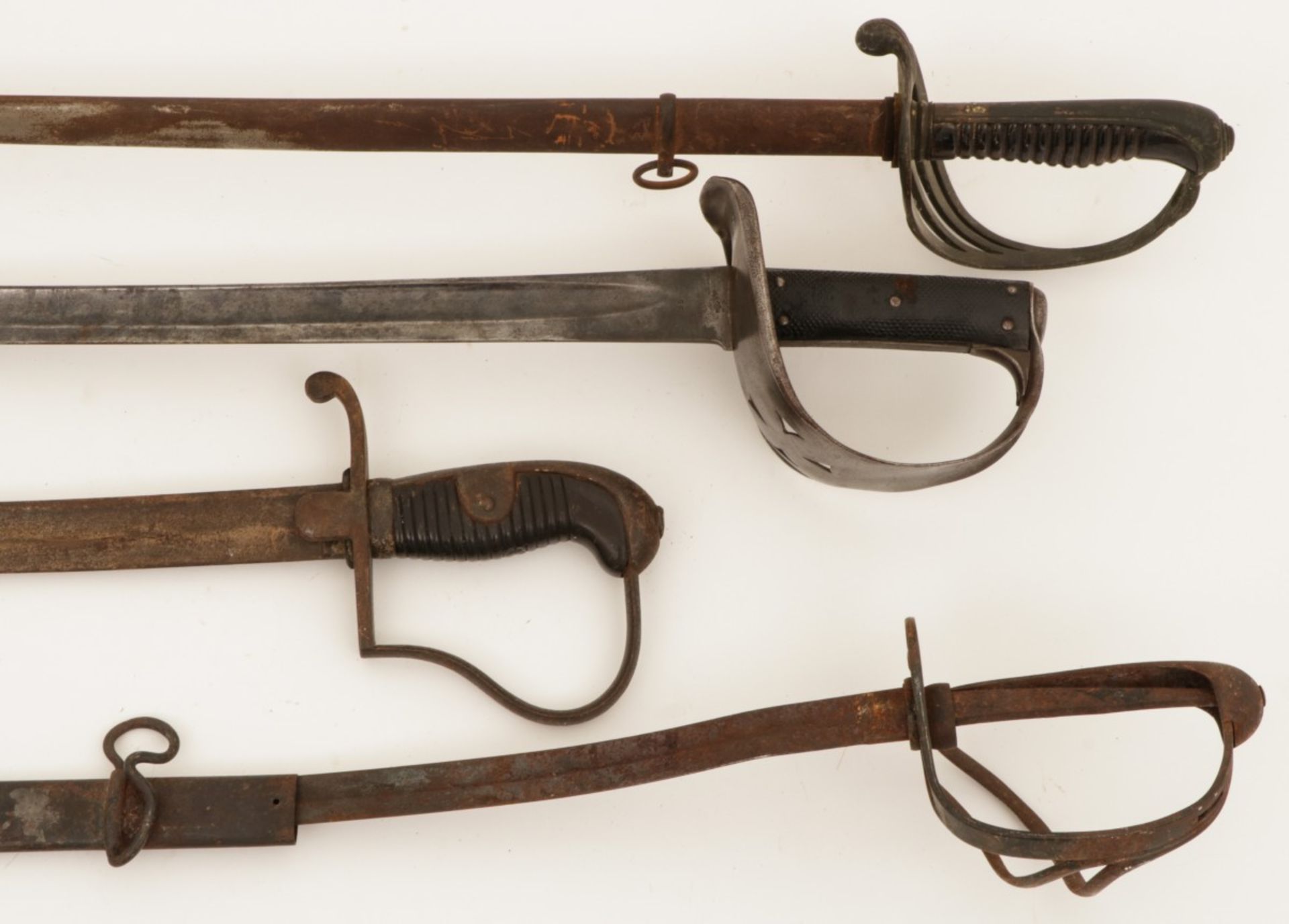 A lot with (4) various sabres, 19th/ 20th century.