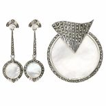 Set of silver Art Deco style brooch and earrings with mother-of-pearl and marcasite - 925/1000.