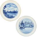 A lot with (2) porcelain plates decorated with cityscapes. Meissen, 2nd half 20th century.
