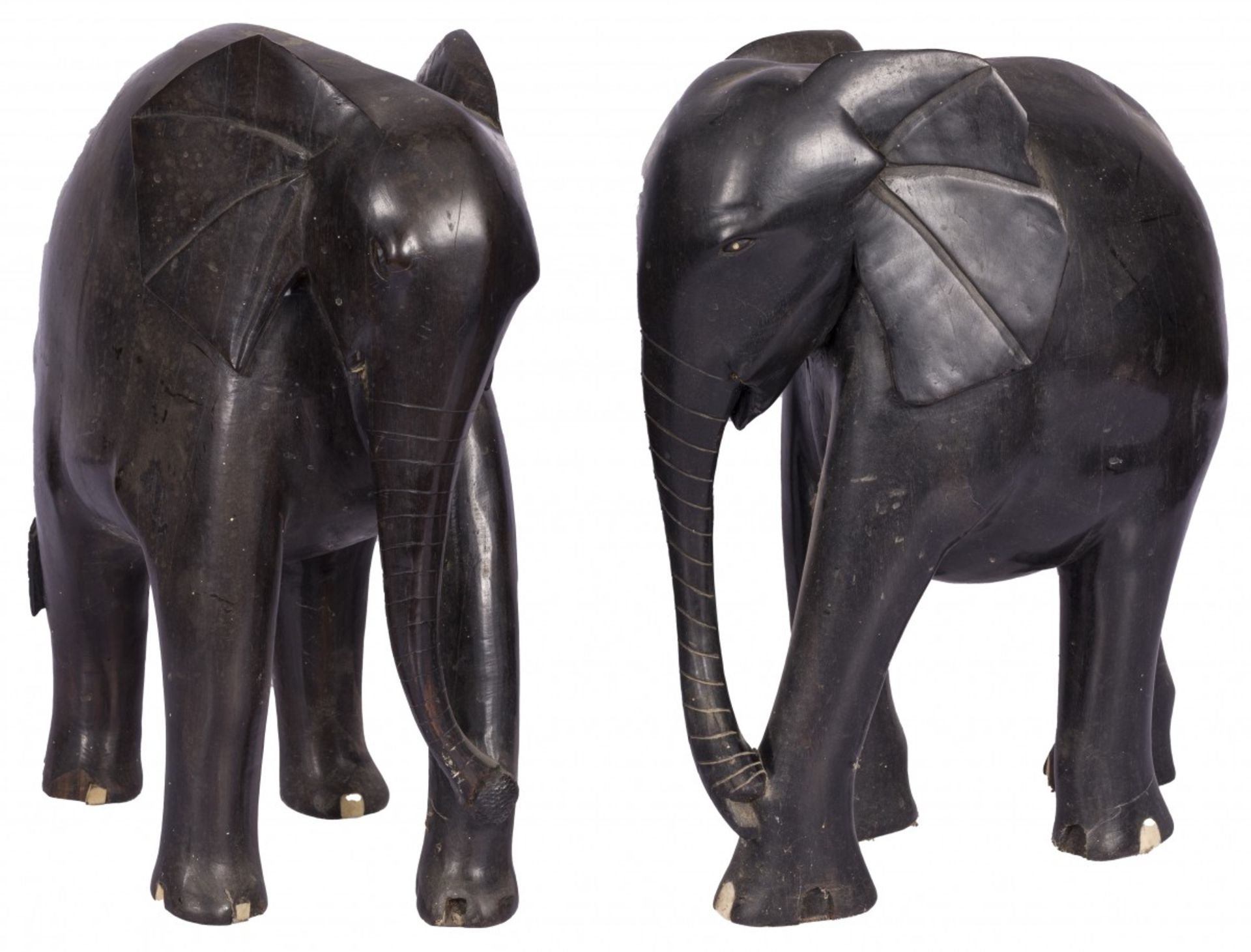 A set of (2) balck wooden sculptures of elephants, Afrika, mid. 20th century.