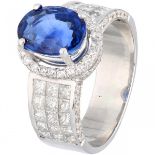 White gold entourage ring set with approx. 2.11 ct. diamond and approx. 3.78 ct. natural sapphire -