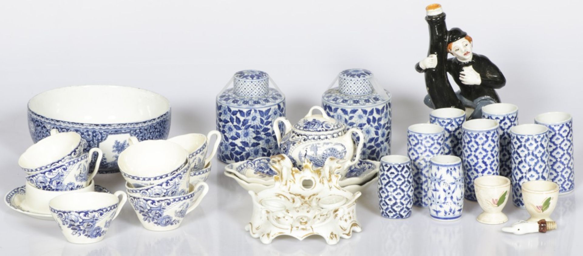 A lot diverse porcelain and earthenware, 20th century.