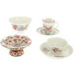 A lot with various porcelain items, amongst others a cup-and-saucer, Japan/ China, 18th/ 19th centur