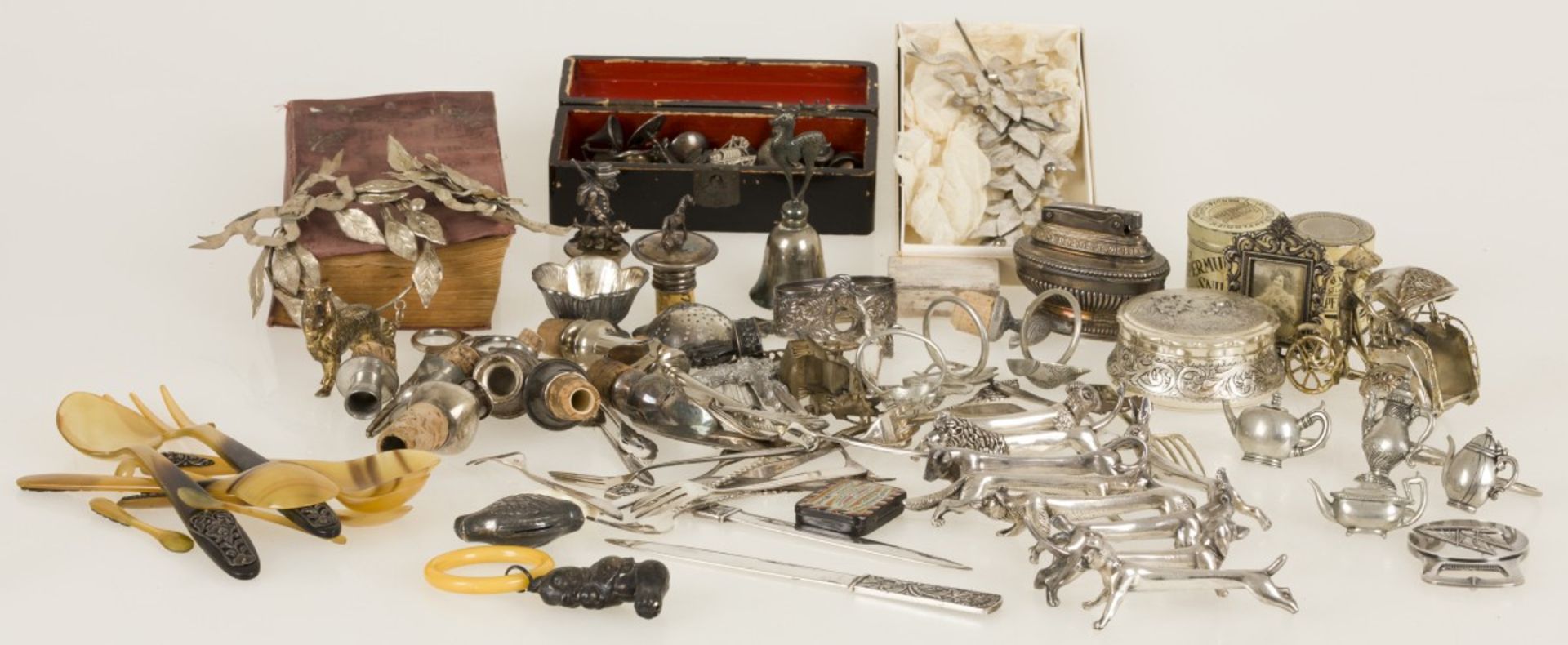 A lot with various silver-plated items including a miniature riksja, 20th century.