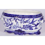 A planter/ jardinière with blue-and-white motifs, 20e eeuw.