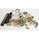 Large lot of bijoux and various jewelry.