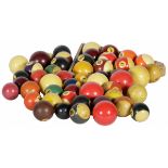 An extensive lot comprised of various (training-) billiard balls and pooltable balls with triangle (