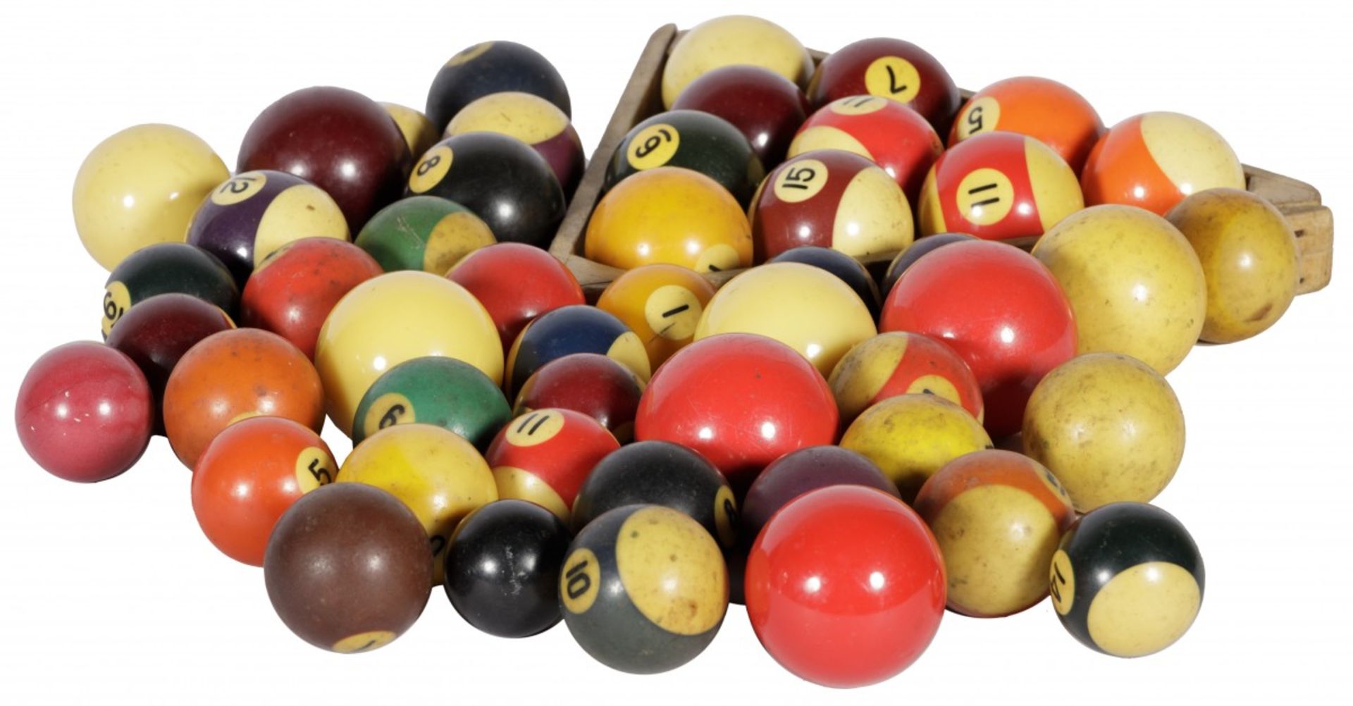 An extensive lot comprised of various (training-) billiard balls and pooltable balls with triangle (