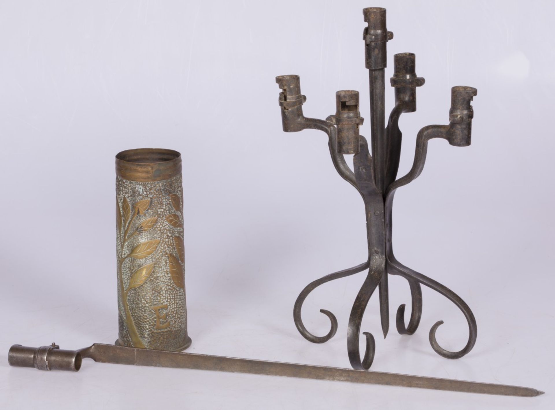 A WOI trench art chandelier, together with a trench art vase and a WOI bajonet, 1st quarter 20th cen