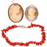 Lot of 2 brooches in a 925/1000 silver frame and a red coral bracelet.