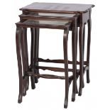 A mahogany nesting table set, 20th century.