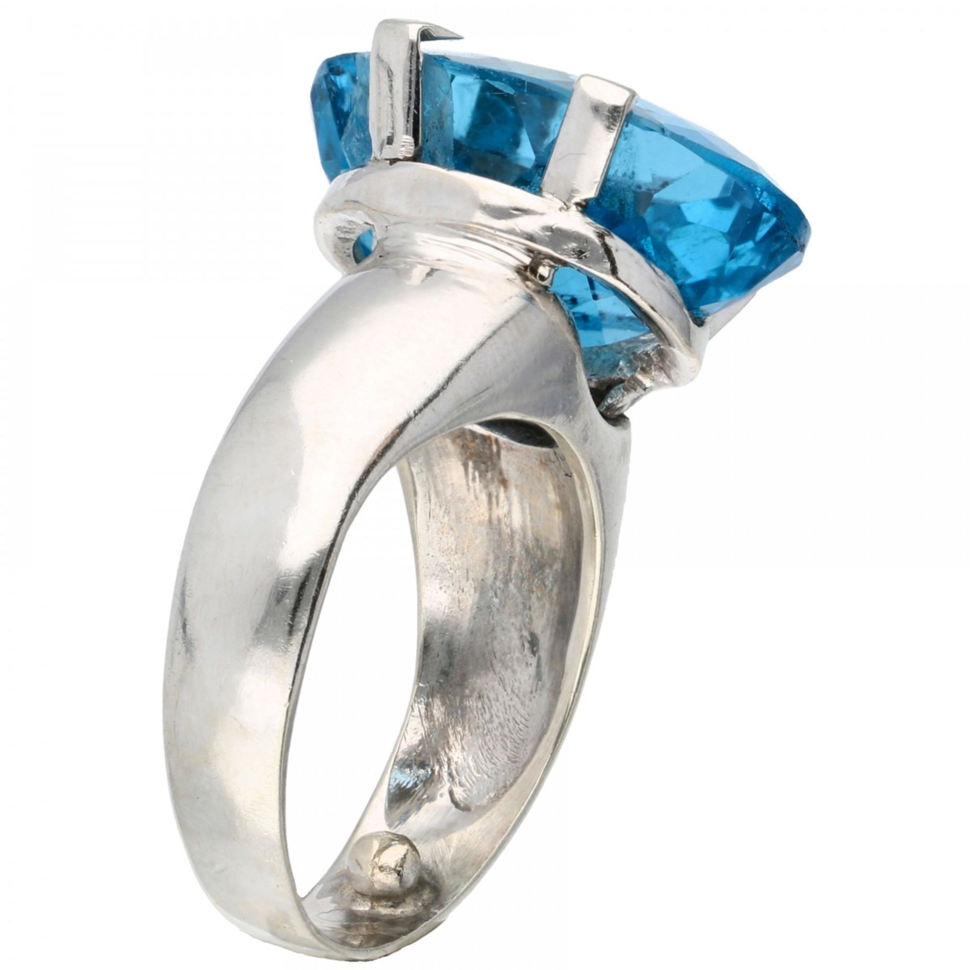 White gold solitaire ring set with approx. 10.71 ct. blue topaz - 18 ct. - Image 2 of 3
