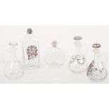 A lot with (5) cold painted glass flasks, Frankrijk, 20e eeuw.