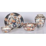 A lot of (4) Imari porcelain items, Japan, 18th and 19th century.