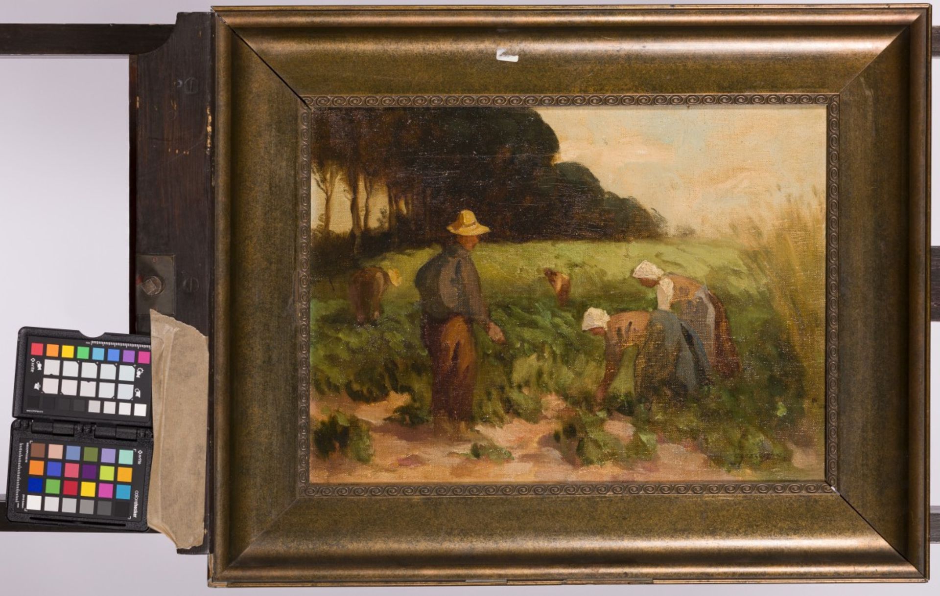 A lot comprising (2) paintings. The first depicting harvesting farmers, the second figures on a quai - Bild 2 aus 7