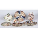 A lot comprising Imari dishes and vases, a lid of a tureen, an earthenware tureen with lid and a tob