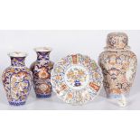 A lot of miscellaneous porcelain with Imari decoration comprising (1) lidded vase, (2) baluster vase
